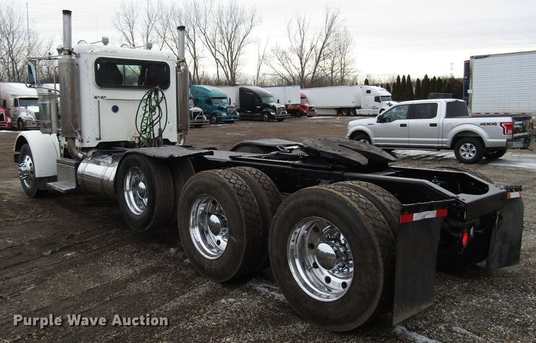 image for item DH8443 2006 Peterbilt 379 semi truck