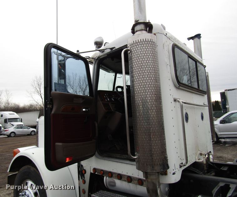 image for item DH8443 2006 Peterbilt 379 semi truck