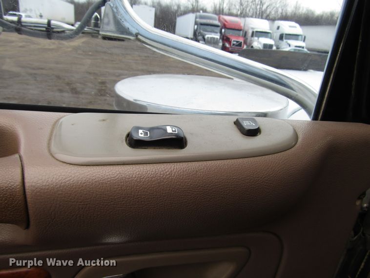 image for item DH8443 2006 Peterbilt 379 semi truck