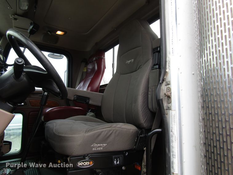 image for item DH8443 2006 Peterbilt 379 semi truck