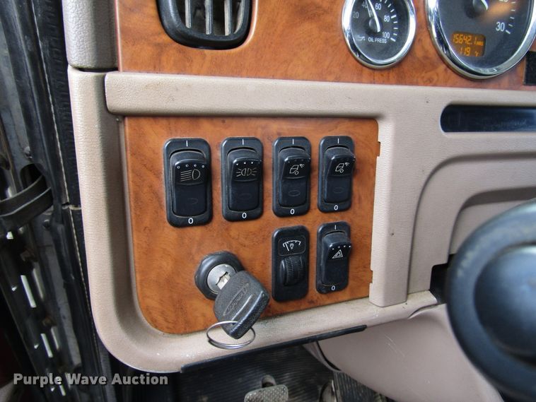 image for item DH8443 2006 Peterbilt 379 semi truck