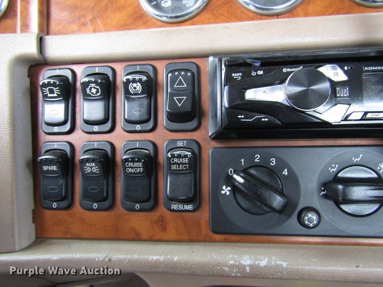 image for item DH8443 2006 Peterbilt 379 semi truck