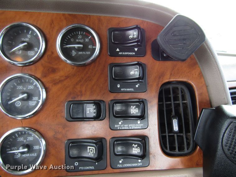 image for item DH8443 2006 Peterbilt 379 semi truck