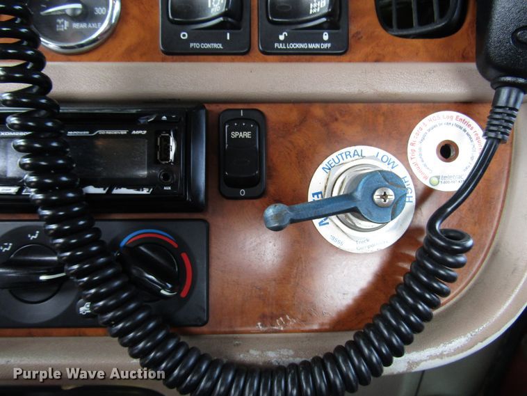 image for item DH8443 2006 Peterbilt 379 semi truck