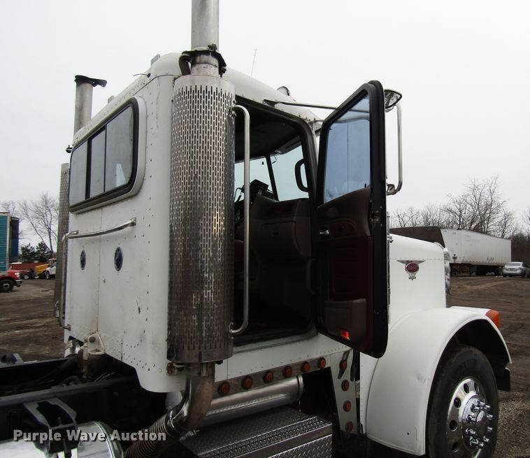 image for item DH8443 2006 Peterbilt 379 semi truck