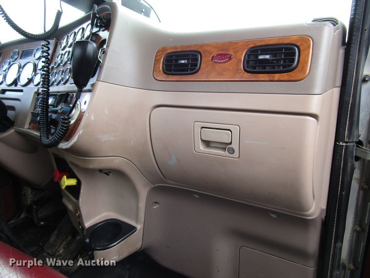 image for item DH8443 2006 Peterbilt 379 semi truck