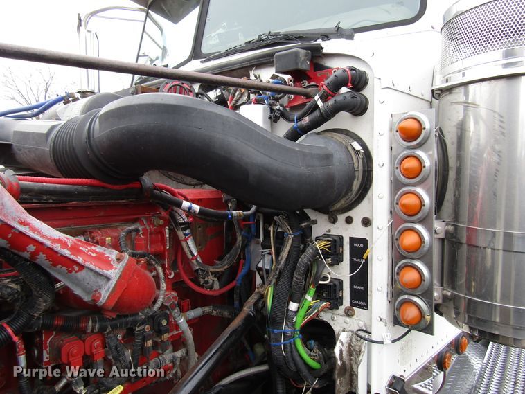 image for item DH8443 2006 Peterbilt 379 semi truck