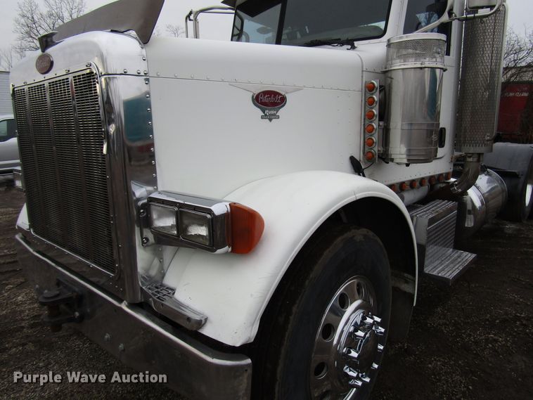 image for item DH8443 2006 Peterbilt 379 semi truck