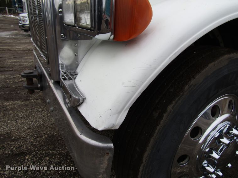 image for item DH8443 2006 Peterbilt 379 semi truck