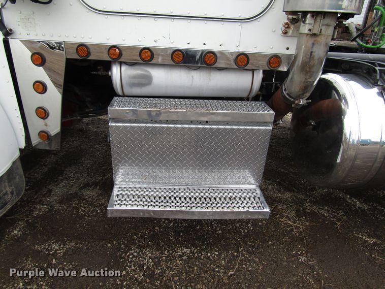 image for item DH8443 2006 Peterbilt 379 semi truck