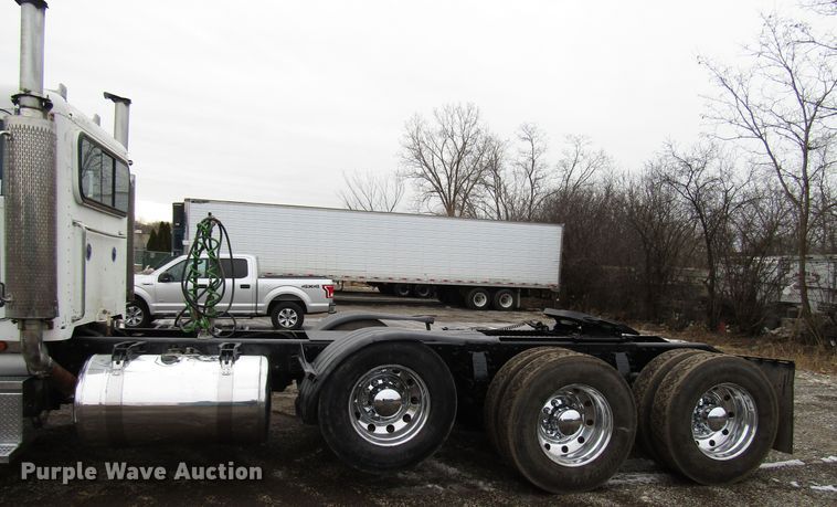 image for item DH8443 2006 Peterbilt 379 semi truck