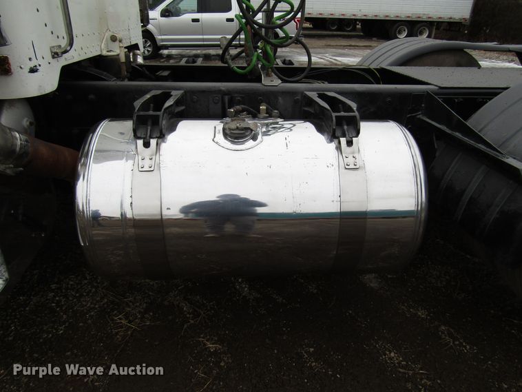 image for item DH8443 2006 Peterbilt 379 semi truck