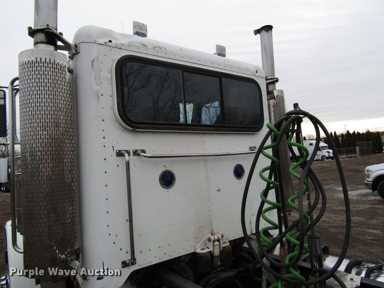 image for item DH8443 2006 Peterbilt 379 semi truck