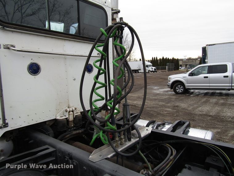 image for item DH8443 2006 Peterbilt 379 semi truck