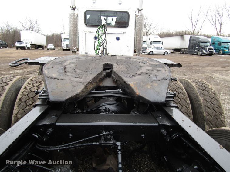 image for item DH8443 2006 Peterbilt 379 semi truck