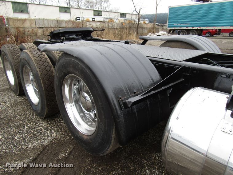 image for item DH8443 2006 Peterbilt 379 semi truck