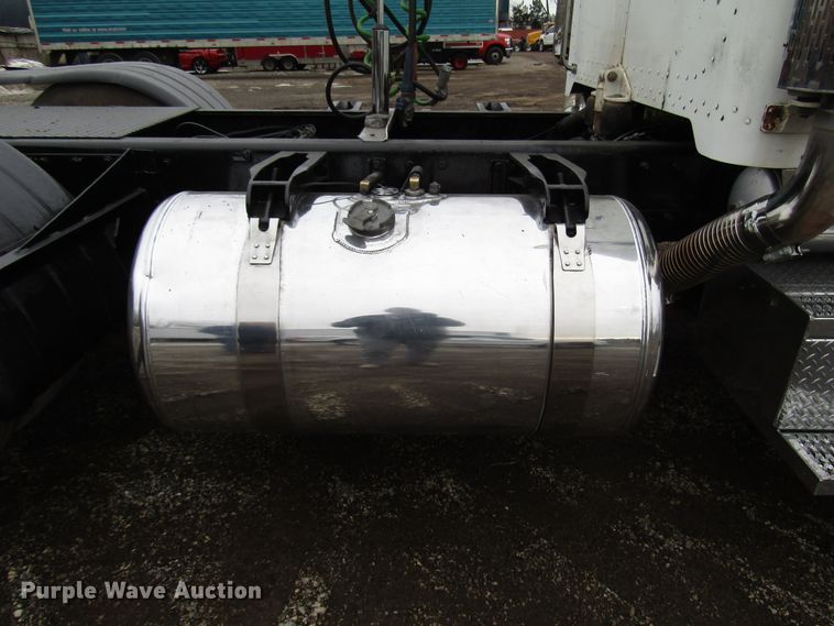 image for item DH8443 2006 Peterbilt 379 semi truck