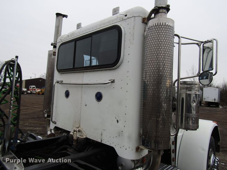 image for item DH8443 2006 Peterbilt 379 semi truck