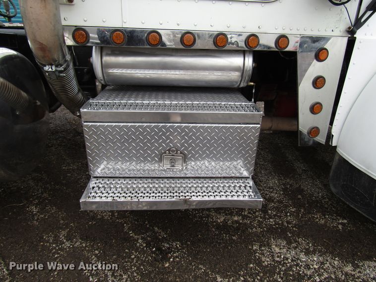 image for item DH8443 2006 Peterbilt 379 semi truck