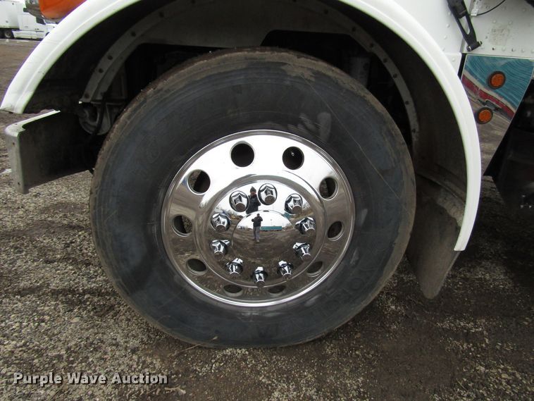 image for item DH8443 2006 Peterbilt 379 semi truck