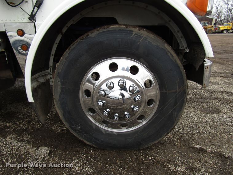 image for item DH8443 2006 Peterbilt 379 semi truck