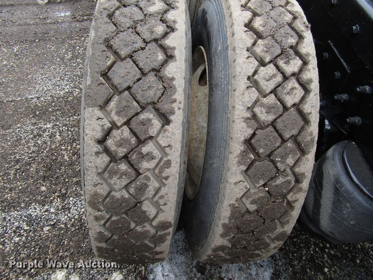 image for item DH8443 2006 Peterbilt 379 semi truck