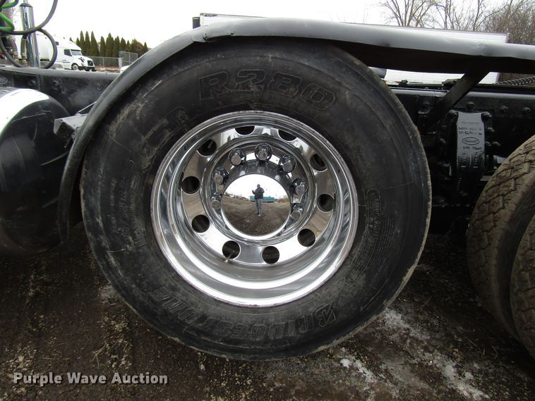 image for item DH8443 2006 Peterbilt 379 semi truck