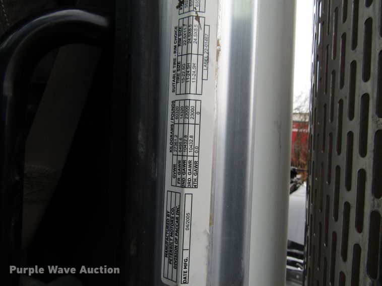 image for item DH8443 2006 Peterbilt 379 semi truck