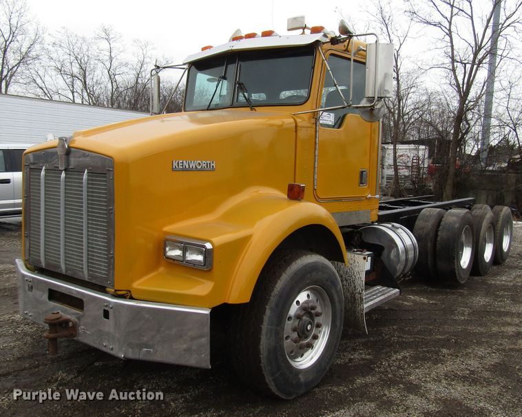 image for item DH8446 1998 Kenworth T800 truck cab and chassis