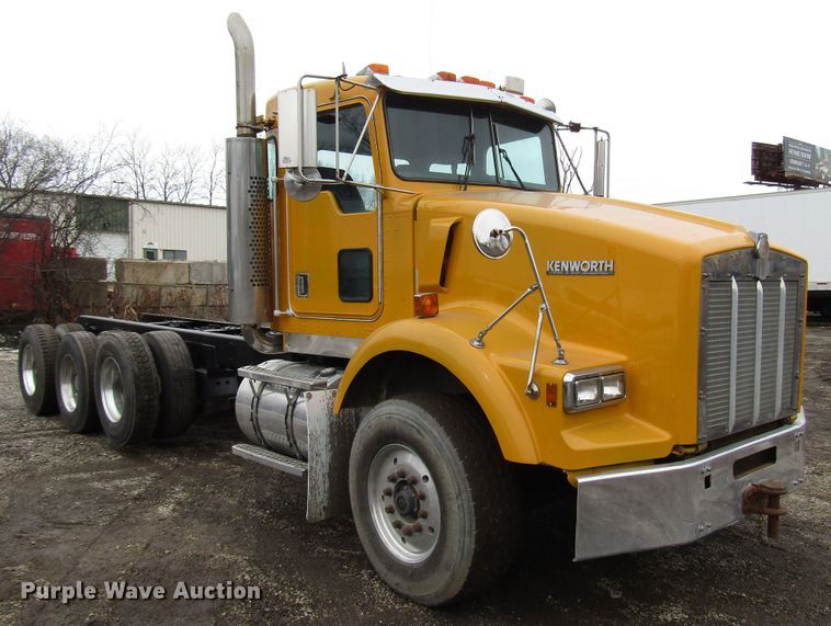 image for item DH8446 1998 Kenworth T800 truck cab and chassis