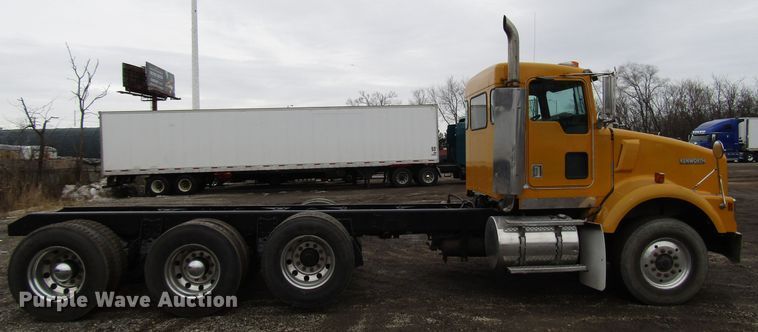 image for item DH8446 1998 Kenworth T800 truck cab and chassis