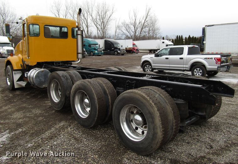 image for item DH8446 1998 Kenworth T800 truck cab and chassis