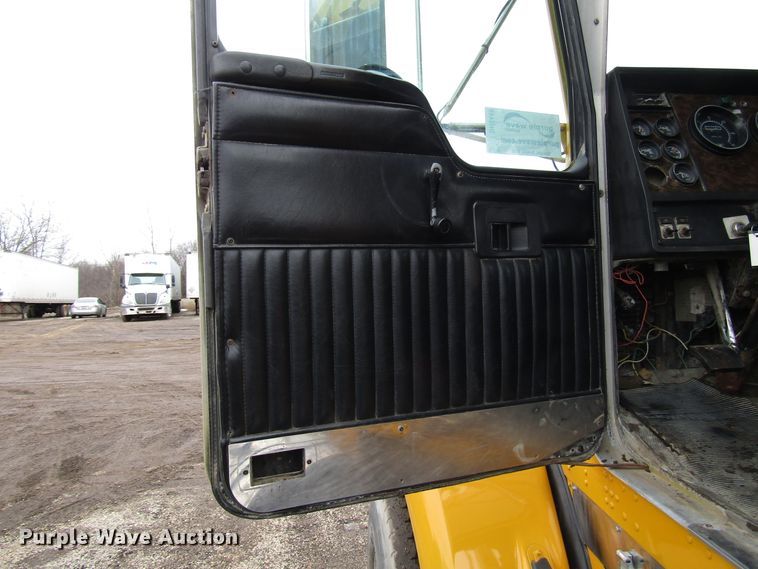 image for item DH8446 1998 Kenworth T800 truck cab and chassis