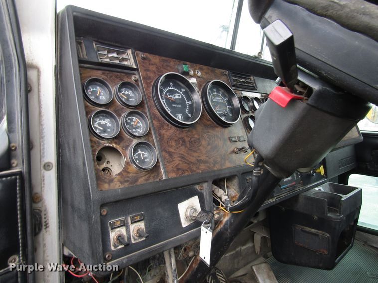 image for item DH8446 1998 Kenworth T800 truck cab and chassis