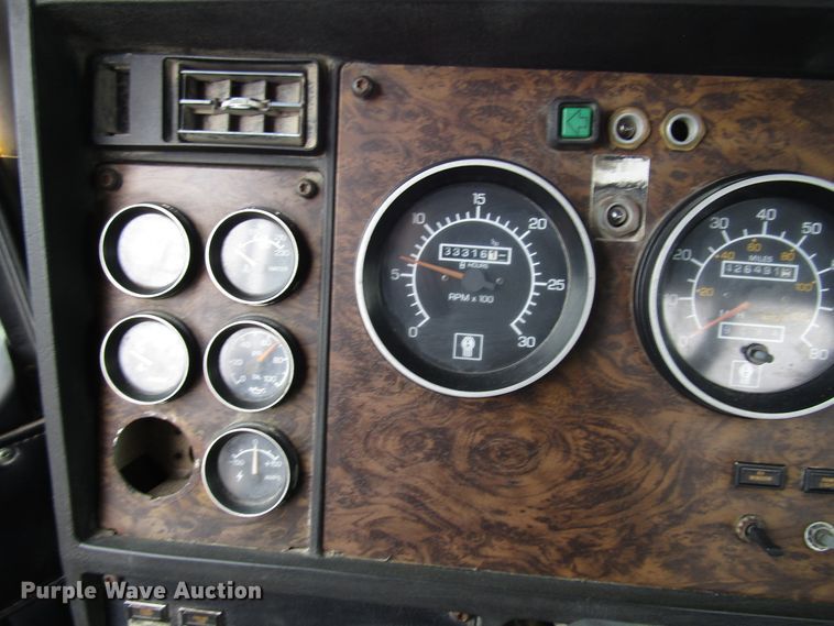 image for item DH8446 1998 Kenworth T800 truck cab and chassis