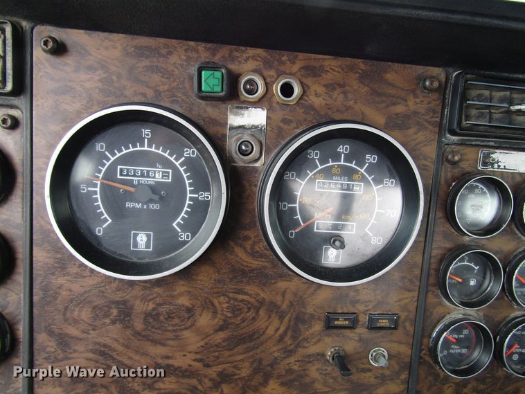 image for item DH8446 1998 Kenworth T800 truck cab and chassis