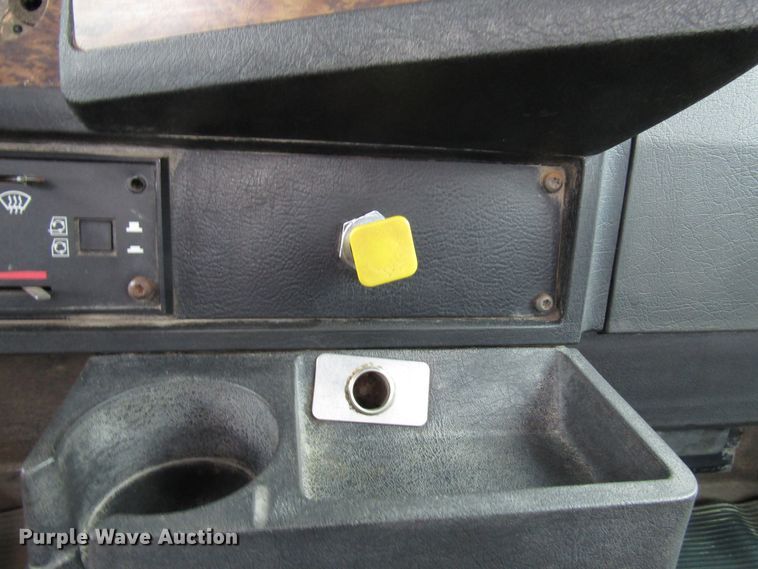 image for item DH8446 1998 Kenworth T800 truck cab and chassis