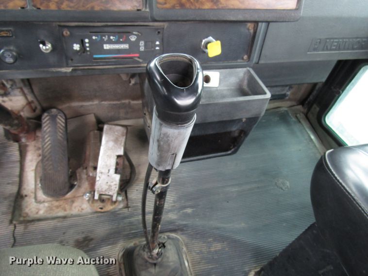 image for item DH8446 1998 Kenworth T800 truck cab and chassis