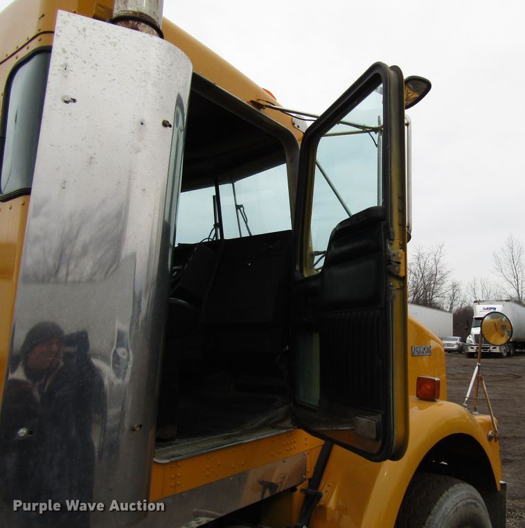 image for item DH8446 1998 Kenworth T800 truck cab and chassis