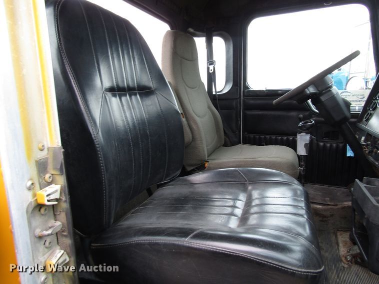 image for item DH8446 1998 Kenworth T800 truck cab and chassis