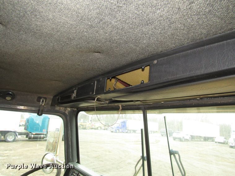 image for item DH8446 1998 Kenworth T800 truck cab and chassis