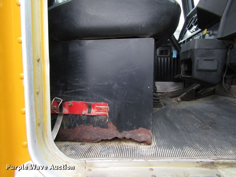 image for item DH8446 1998 Kenworth T800 truck cab and chassis