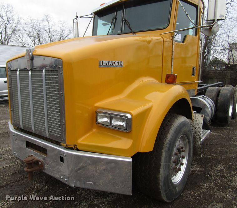 image for item DH8446 1998 Kenworth T800 truck cab and chassis