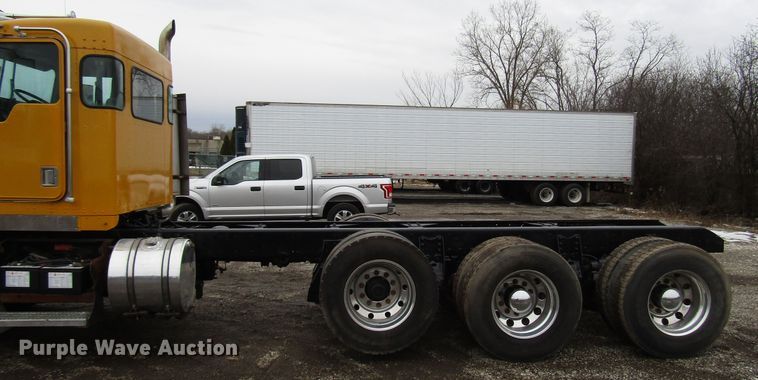 image for item DH8446 1998 Kenworth T800 truck cab and chassis