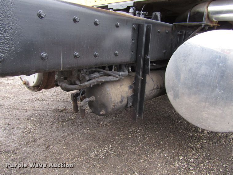 image for item DH8446 1998 Kenworth T800 truck cab and chassis