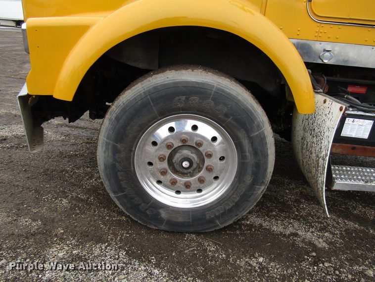 image for item DH8446 1998 Kenworth T800 truck cab and chassis