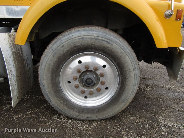 image for item DH8446 1998 Kenworth T800 truck cab and chassis