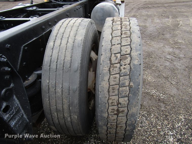 image for item DH8446 1998 Kenworth T800 truck cab and chassis