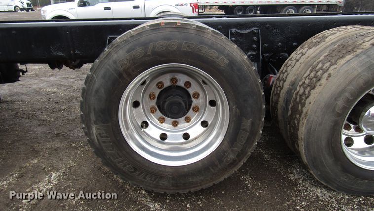 image for item DH8446 1998 Kenworth T800 truck cab and chassis