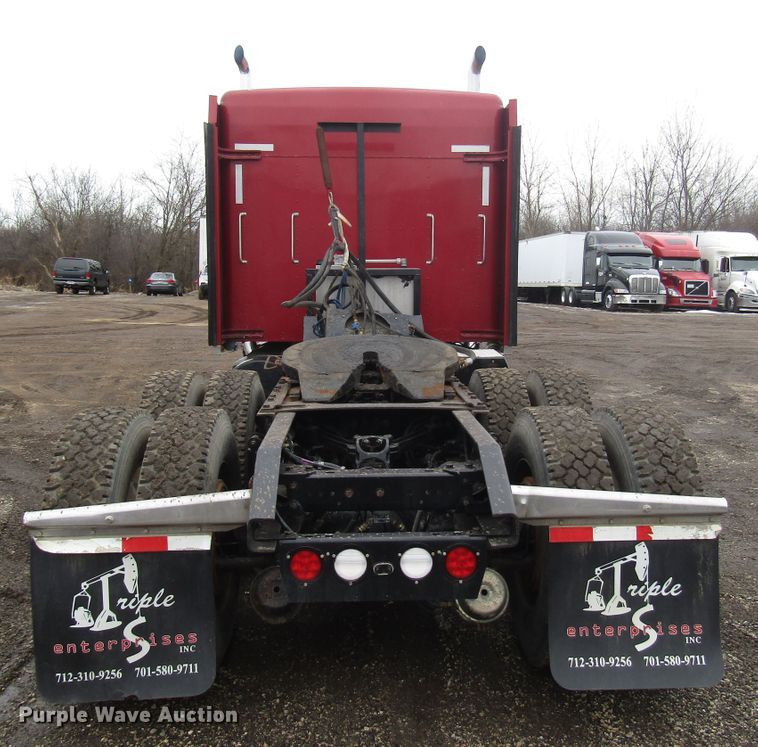 image for item DH8447 2006 Kenworth W900 semi truck